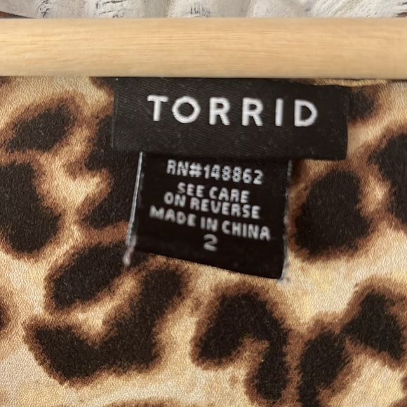 5 for $25! Torrid Leopard Print V Neck Keyhole Top with Cuffed Sleeves Size 2X. - Picture 5 of 9